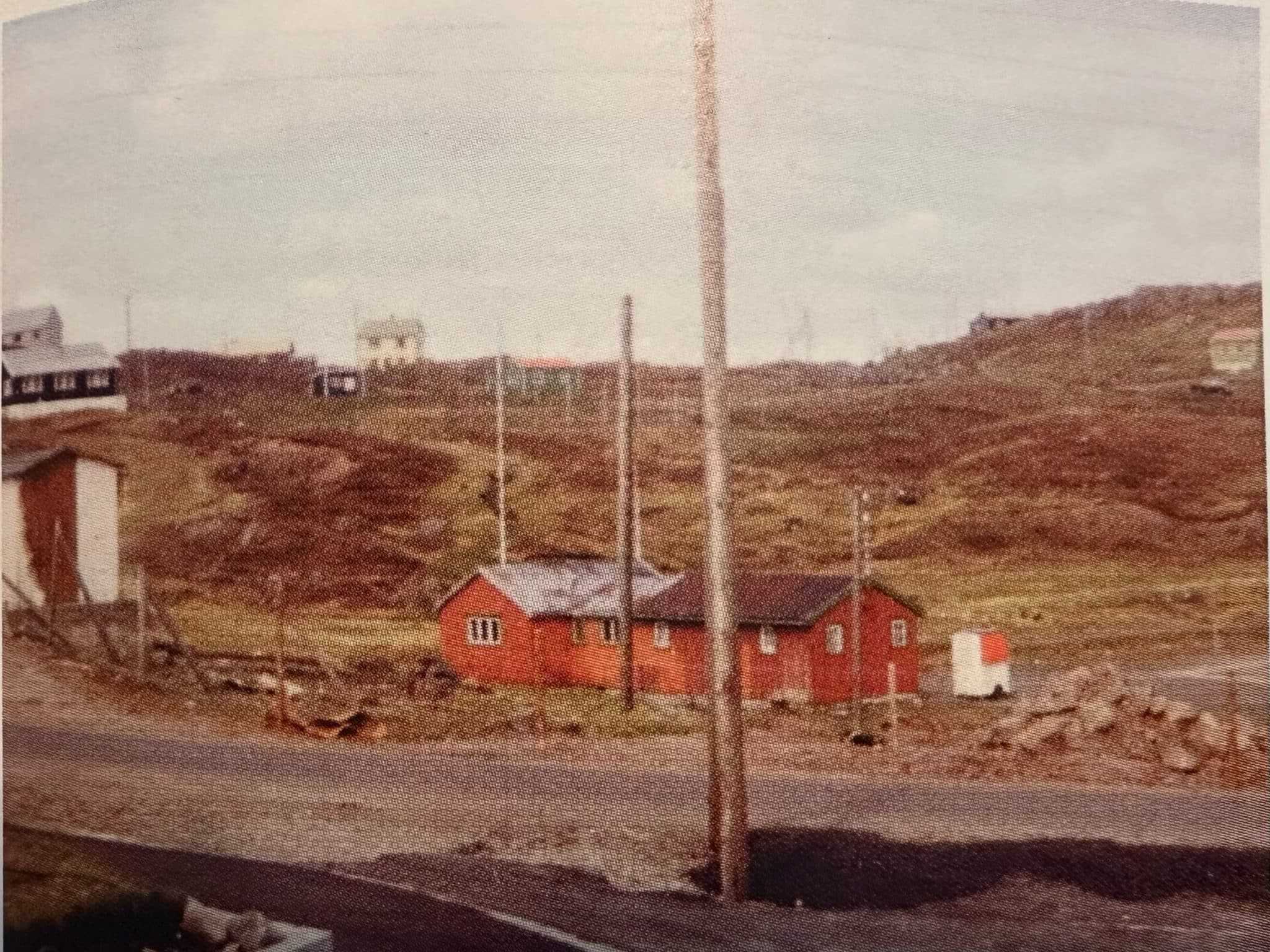 Her sæst HB-húsið í 1967. Lonin sunnan fyri er gamla húsið hjá Bragdinum, sum varð bygt uppí HB-húsið í 1958. Í túninum sæst lítli pylsuvognurin hjá Poul Michelsen