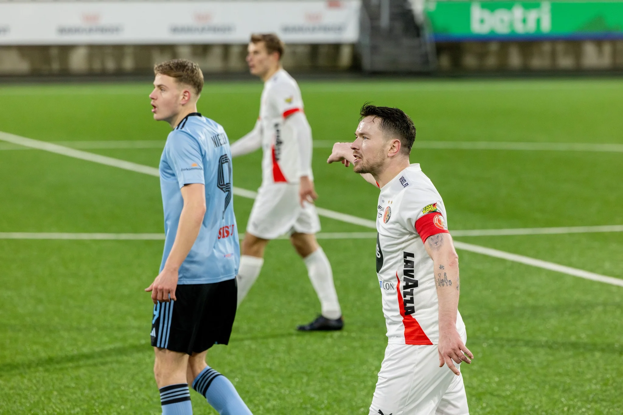 Video: Viljormur ber bandið víðari