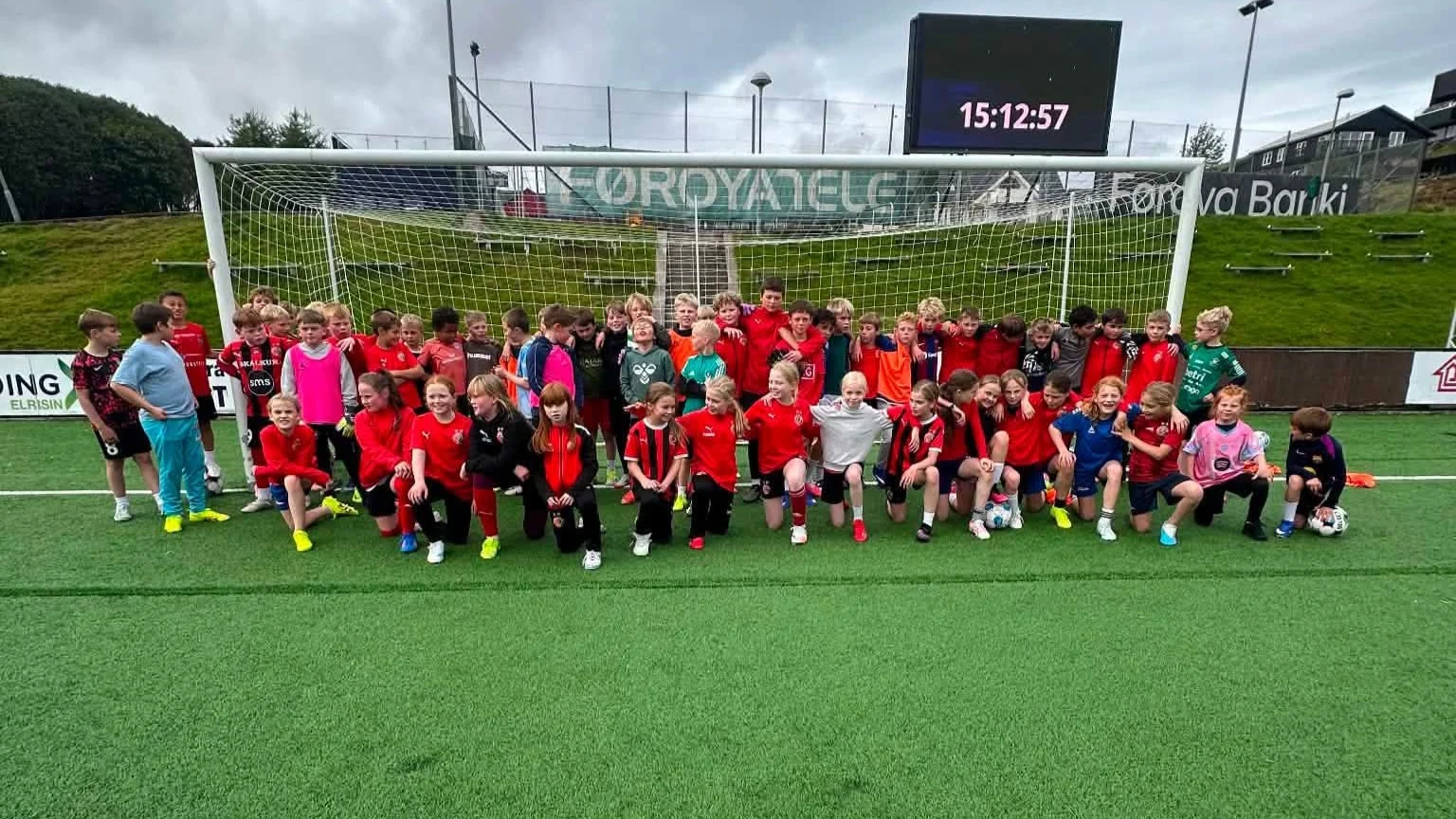 Ein hópur av HB-børnum á Ovara vølli